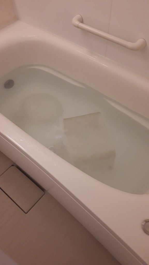 お風呂の水垢の落とし方!頑固なウロコ汚れが簡単にツルツル | アルマ~alma~